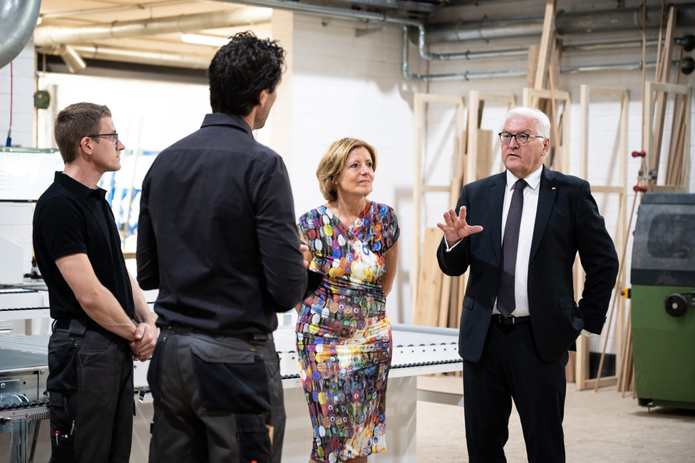 Bundespräsident Frank-Walter Steinmeier sowie Ministerpräsidentin Malu Dreyer beim Rundgang durch die gänzlich zerstörte und im Wiederaufbau befindliche Schreinerei Rönnefahrth am Jahrestag der Hochwasserkatastrophe in Dernau.