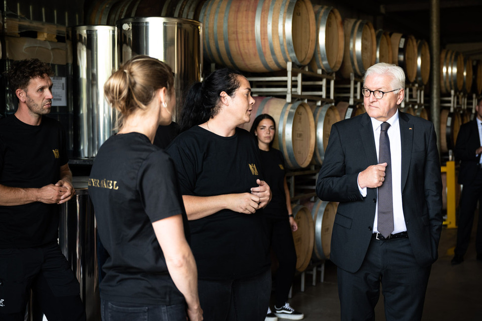 Bundespräsident Frank-Walter Steinmeier sowie Ministerpräsidentin Malu Dreyer bei der Besichtigung des Weinguts und der Arbeiten zu dessen Wiederaufbau am Jahrestag der Hochwasserkatastrophe in Dernau.