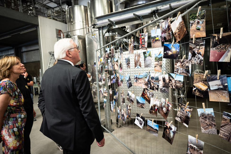 Bundespräsident Frank-Walter Steinmeier sowie Ministerpräsidentin Malu Dreyer bei der Besichtigung des Weinguts und der Arbeiten zu dessen Wiederaufbau am Jahrestag der Hochwasserkatastrophe in Dernau.