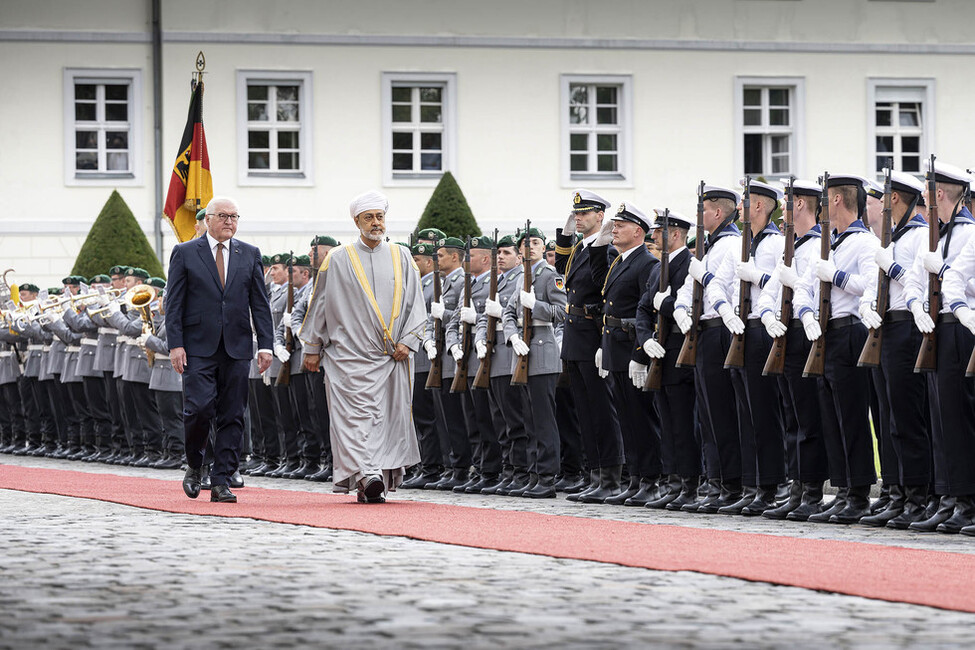 Bundespräsident Frank-Walter Steinmeier zusammen mit dem Sultan von Oman, Haitham bin Tarik, beim Abschreiten der Ehrenformation während der Begrüßung mit militärischen Ehren im Ehrenhof von Schloss Bellevue