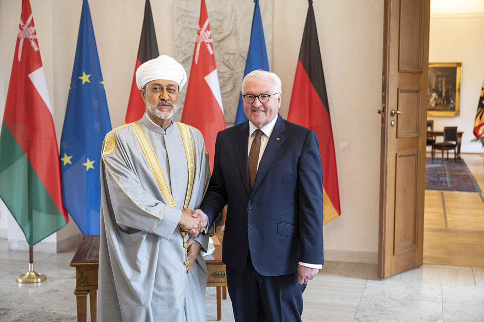Bundespräsident Frank-Walter Steinmeier neben dem Sultan von Oman, Haitham bin Tarik, bei der Eintragung in das Gästebuch in Schloss Bellevue
