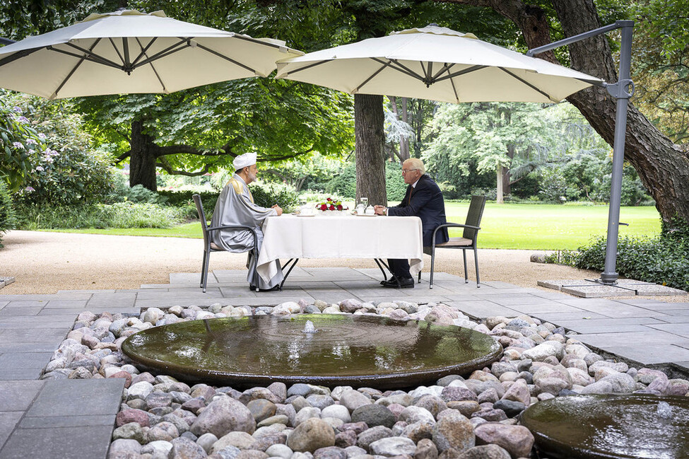 Bundespräsident Frank-Walter Steinmeier im Austausch mit dem Sultan von Oman, Haitham bin Tarik, im Park von Schloss Bellevue