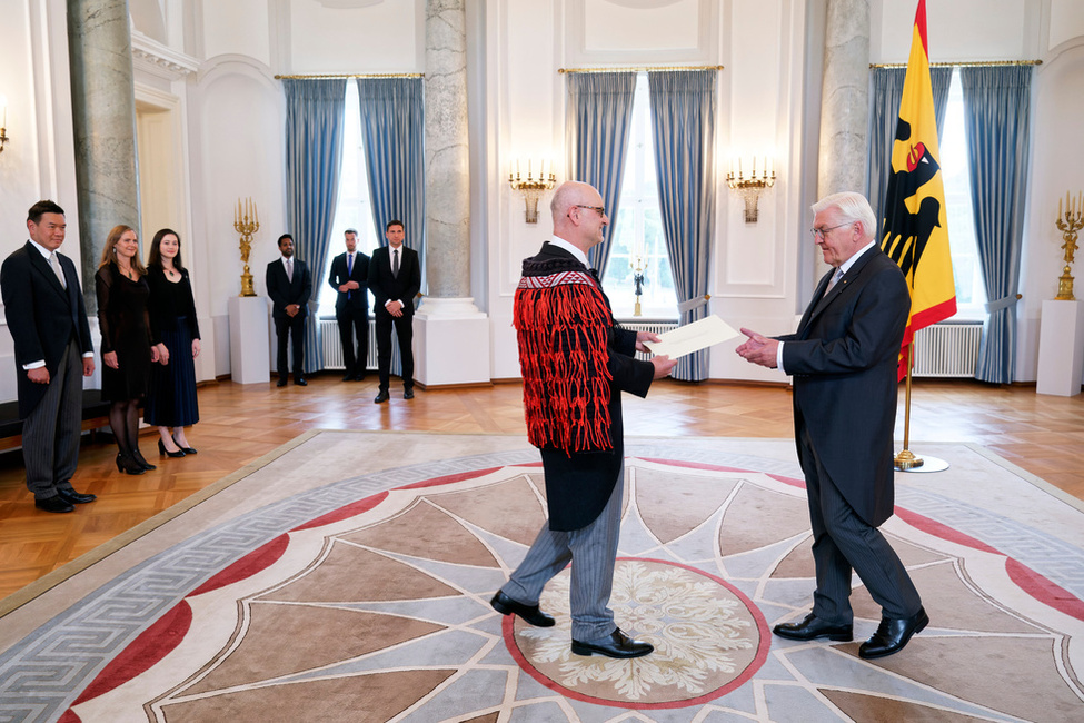 Der Botschafter von Neuseeland, Craig John Hawke, bei der Übergabe des Beglaubigungsschreibens an Bundespräsident Frank-Walter Steinmeier im Langhanssaal in Schloss Bellevue