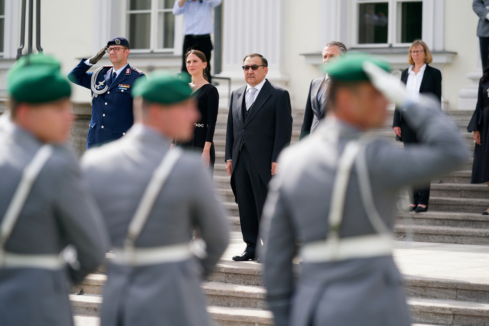 Der Botschafter der Republik Kasachstan, Nurlan Onzhanov, bei seiner Verabschiedung mit dem Flaggenzeremoniell nach der Übergabe des Beglaubigungsschreibens an Bundespräsident Frank-Walter Steinmeier im Ehrenhof vor Schloss Bellevue