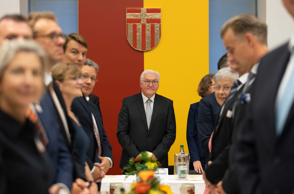 Bundespräsident Frank-Walter Steinmeier während des plattdeutschen Tischgebets vor dem Libori-Mahl anlässlich des 500. Jubiläums des Libori-Festes in Paderborn