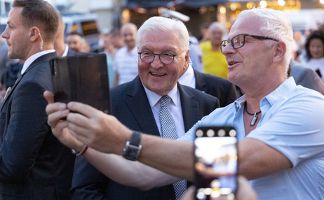 Bundespräsident Frank-Walter Steinmeier trifft nach der Teilnahme am Libori-Mahl anlässlich des 500. Jubiläums des Libori-Festes auf Bürgerinnen und Bürger in Paderborn