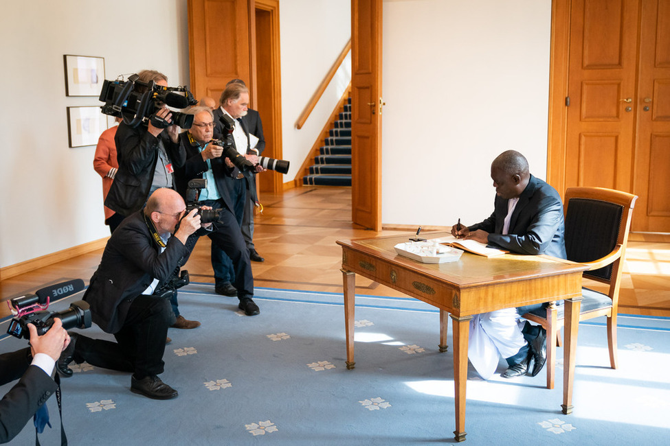 Der Botschafter der Republik Uganda, Stephen Mubiru, beim Eintrag in das Gästebuch in Schloss Bellevue