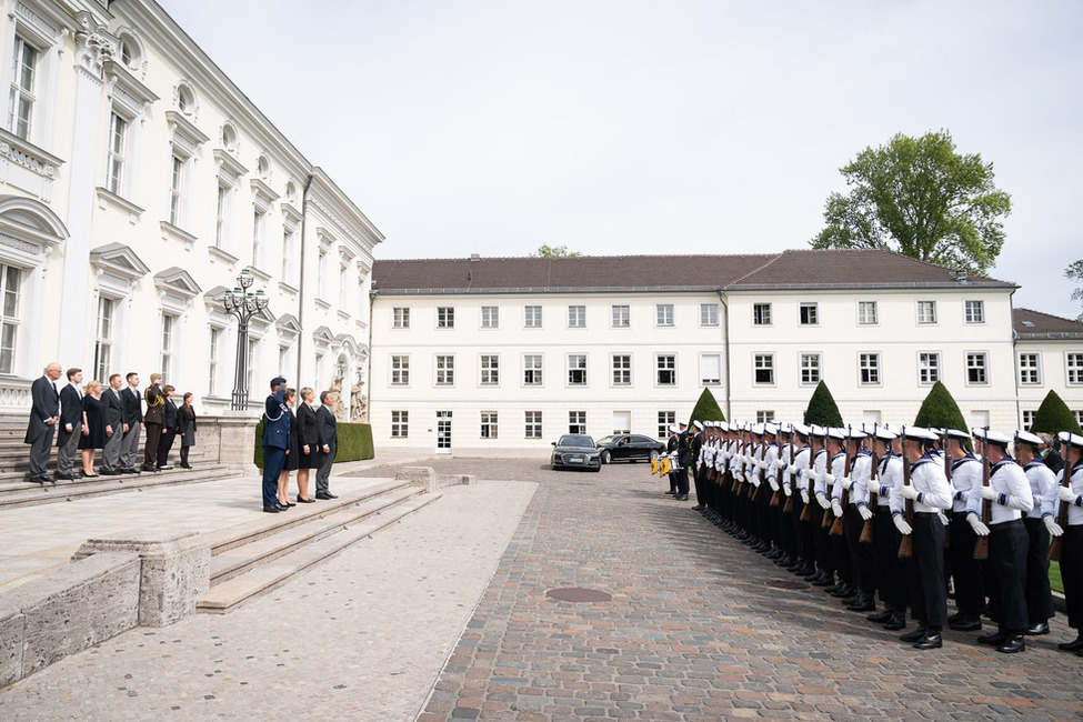 Verabschiedung der Botschafterin der Republik Lettland, Alda Vanaga, mit dem Flaggenzeremoniell im Ehrenhof vor Schloss Bellevue