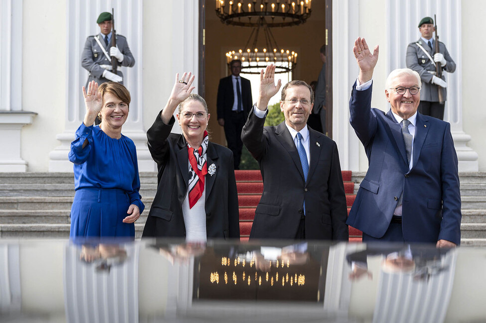 Bundespräsident Frank-Walter Steinmeier und Elke Büdenbender begrüßen den Präsidenten des Staates Israel, Isaac Herzog, und Frau Michal Herzog am Schlossportal von Schloss Bellevue