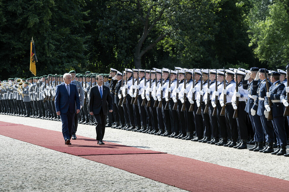 Bundespräsident Frank-Walter Steinmeier und Elke Büdenbender begrüßen den Präsidenten des Staates Israel, Isaac Herzog, und Frau Michal Herzog mit militärischen Ehren in Schloss Bellevue.