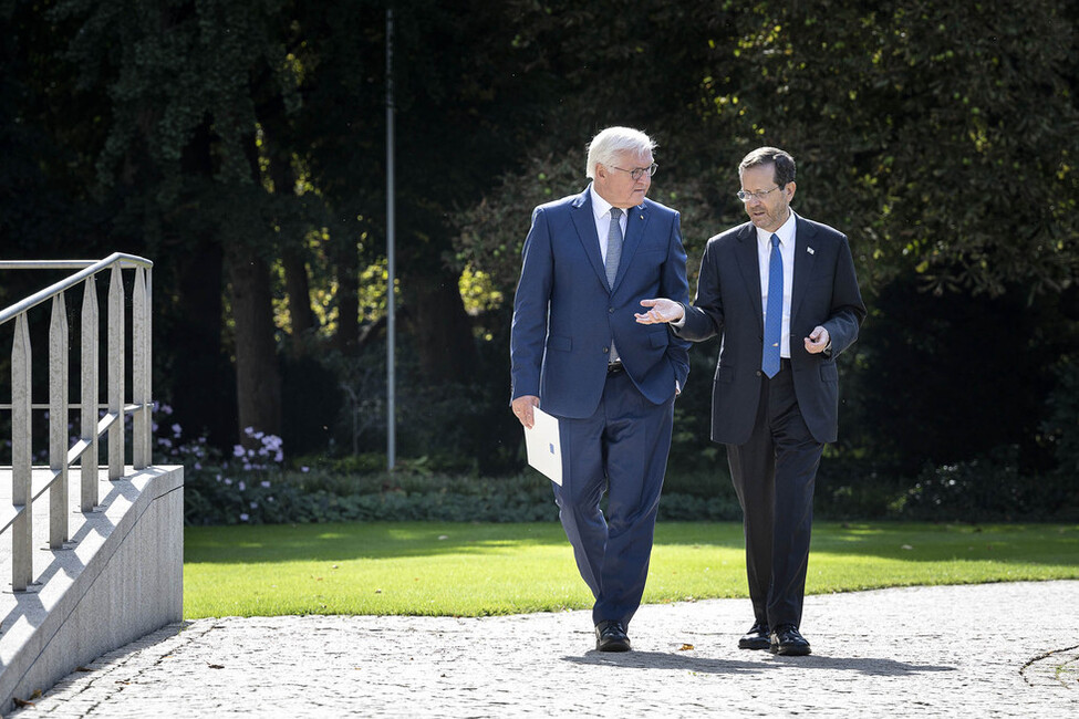 Bundespräsident Frank-Walter Steinmeier im Gespräch mit dem Präsidenten des Staates Israel, Isaac Herzog, im Schlosspark Bellevue