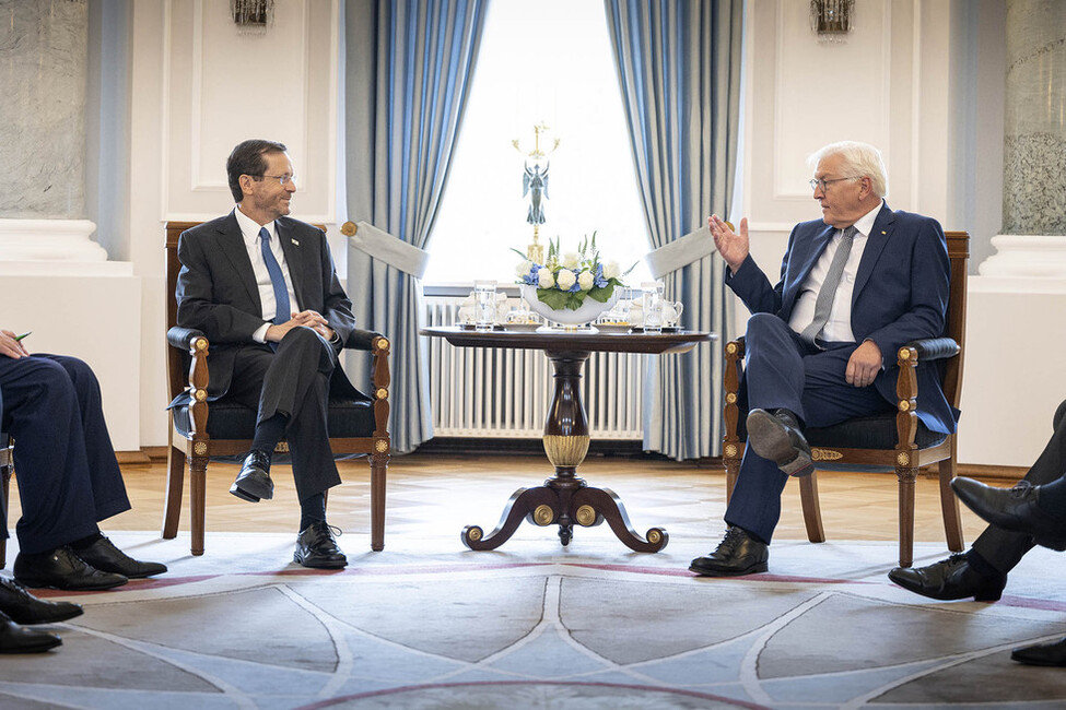 Bundespräsident Frank-Walter Steinmeier im Gespräch mit dem Präsidenten des Staates Israel, Isaac Herzog, und der israelischen Delegation