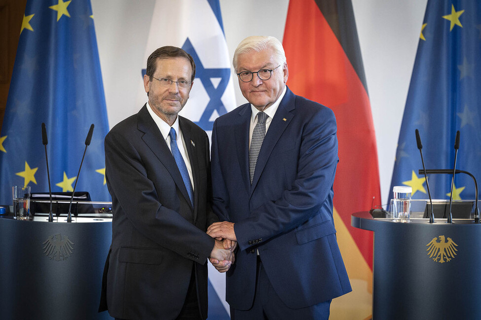 Händedruck von Bundespräsident Frank-Walter Steinmeier und dem Präsidenten des Staates Israel, Isaac Herzog, bei einer gemeinsamen Pressekonferenz in Schloss Bellevue