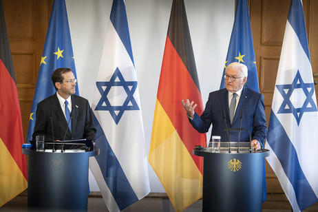 Bundespräsident Frank-Walter Steinmeier und der Präsident des Staates Israel, Isaac Herzog, bei einer gemeinsamen Pressekonferenz in Schloss Bellevue
