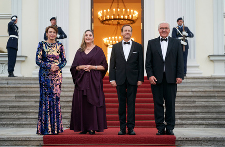 Bundespräsident Frank-Walter Steinmeier und Elke Büdenbender begrüßen den Präsidenten des Staates Israel, Isaac Herzog, und Frau Michal Herzog zum Staatsbankett in Schloss Bellevue