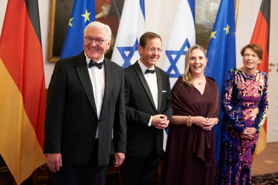 Bundespräsident Frank-Walter Steinmeier und Elke Büdenbender gemeinsam mit dem Präsidenten des Staates Israel, Isaac Herzog, und Frau Michal Herzog beim Defilee zum Staatsbankett in Schloss Bellevue