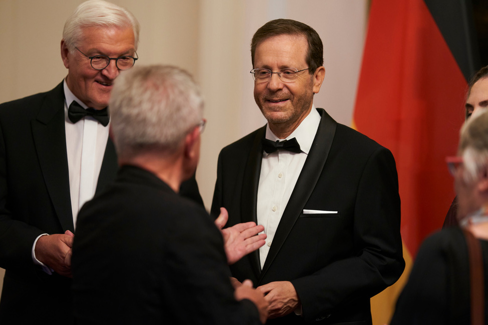 Bundespräsident Frank-Walter Steinmeier und der Präsident des Staates Israel, Isaac Herzog, beim Defilee zum Staatsbankett in Schloss Bellevue