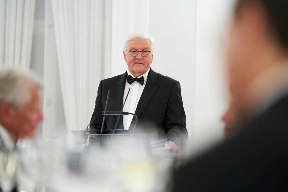 Bundespräsident Frank-Walter Steinmeier hält bei dem Staatsbankett zu Ehren des Präsidenten des Staates Israel, Isaac Herzog, und Frau Michal Herzog in Schloss Bellevue eine Rede