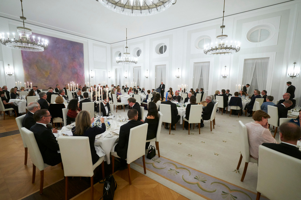 Bundespräsident Frank-Walter Steinmeier hält bei dem Staatsbankett zu Ehren des Präsidenten des Staates Israel, Isaac Herzog, und Frau Michal Herzog in Schloss Bellevue eine Rede