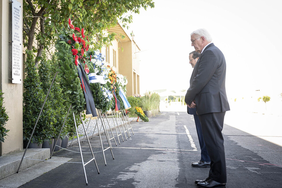 Bundespräsident Frank-Walter Steinmeier und der Präsident des Staates Israel bei der Kranzniederlegung auf dem Flugfeld zum 50. Jahrestag des Attentats auf die israelische Olympiamannschaft in Fürstenfeldbruck