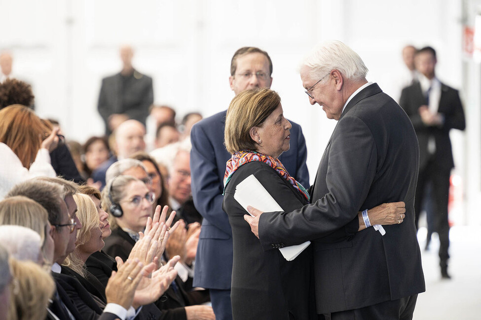 Bundespräsident Frank-Walter Steinmeier bei der Begegnung mit Ankie Spitzer nach seiner Rede bei der Gedenkveranstaltung zum 50. Jahrestag des Attentats auf die israelische Olympiamannschaft in Fürstenfeldbruck