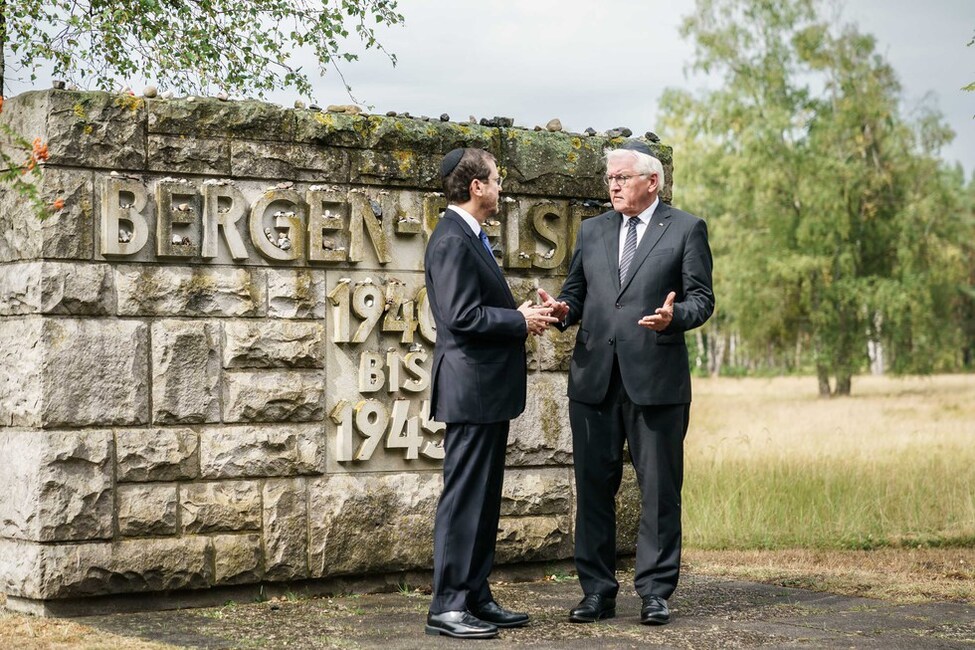 Bundespräsident Frank-Walter Steinmeier im Gespräch mit dem Präsidenten des Staates Israel, Isaac Herzog, während eines gemeinsamen Besuchs der Gedenkstätte Bergen-Belsen