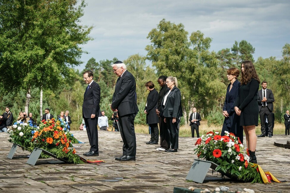 Bundespräsident Frank-Walter Steinmeier und der Präsident des Staates Israel, Isaac Herzog, legen Kränze nieder während eines gemeinsamen Besuchs der Gedenkstätte Bergen-Belsen