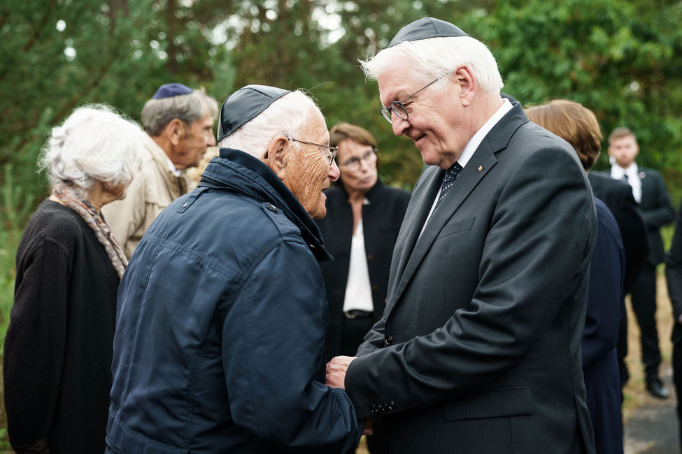 Bundespräsident Frank-Walter Steinmeier im Gespräch mit Holocaust-Überlebenden während eines gemeinsamen Besuchs mit dem Präsidenten des Staates Israel, Isaac Herzog, in der Gedenkstätte Bergen-Belsen