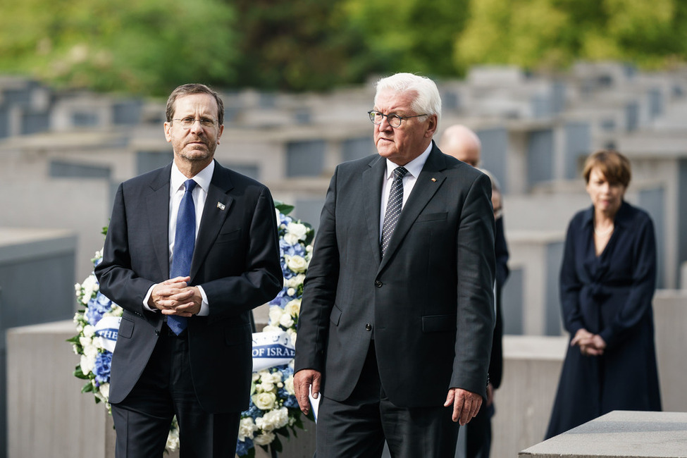 Bundespräsident Frank-Walter Steinmeier bei der Kranzniederlegung gemeinsam mit dem Präsidenten des Staates Israel am Denkmal für die ermordeten Juden Europas in Berlin