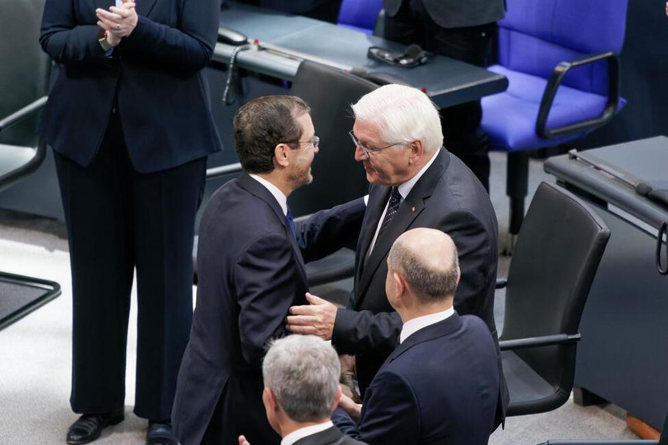Bundespräsident Frank-Walter Steinmeier mit dem Präsidenten des Staates Israel, Isaac Herzog, nach dessen Rede vor dem Deutschen Bundestag