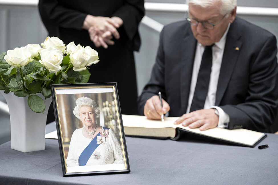 Bundespräsident Frank-Walter Steinmeier trägt sich in das Kondolenzbuch für die verstorbene britische Königin Elizabeth II in der Britischen Botschaft in Berlin ein.
