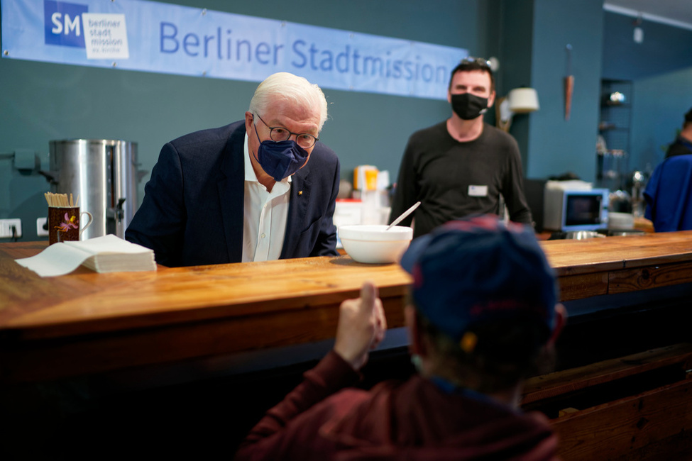 Bundespräsident Frank-Walter Steinmeier beim Austausch mit Bewohnern des Projekts "SuN – Schutz und Neustart für Menschen ohne Obdach", einer Einrichtung der Berliner Stadtmission in Berlin