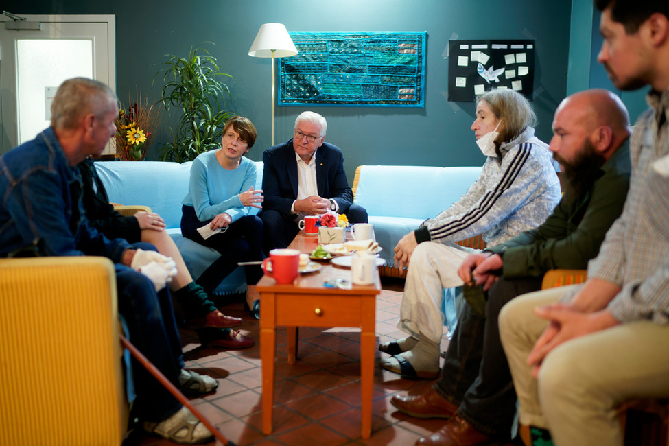 Bundespräsident Frank-Walter Steinmeier und Elke Büdenbender beim Austausch mit Bewohnern des Projekts "SuN – Schutz und Neustart für Menschen ohne Obdach", einer Einrichtung der Berliner Stadtmission in Berlin