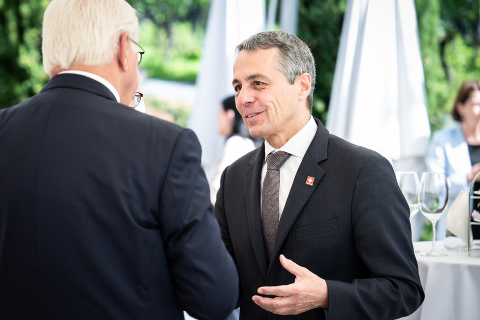 Bundespräsident Frank-Walter Steinmeier im Austausch mit dem Bundespräsidenten der Schweizerischen Eidgenossenschaft, Ignazio Cassis, beim Treffen der deutschsprachigen Staatsoberhäupter in Schaan in Liechtenstein