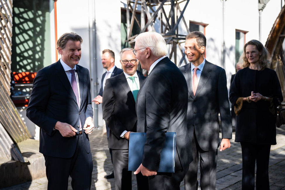 Bundespräsident Frank-Walter Steinmeier bei der Begrüßung durch den Präsidenten des Universitätsrates, Klaus Tschütscher, und den Direktor des Zentrums für Philanthropie, Marc Gottschald, beim Besuch der Universität Liechtenstein in Vaduz