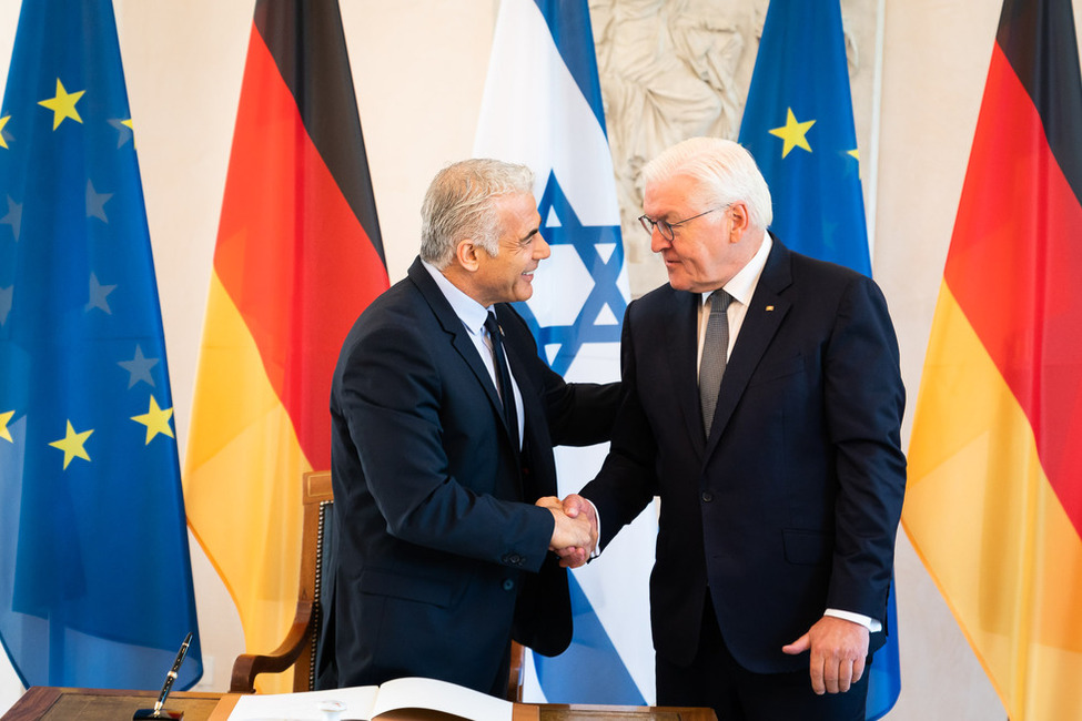 Bundespräsident Frank-Walter Steinmeier neben dem Ministerpräsidenten des Staates Israel, Yair Lapid, bei der Eintragung in das Gästebuch in Schloss Bellevue