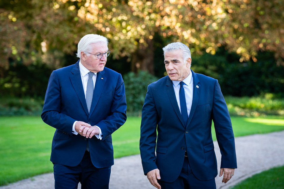 Bundespräsident Frank-Walter Steinmeier im Austausch mit dem Ministerpräsidenten des Staates Israel, Yair Lapid, im Schlosspark von Schloss Bellevue