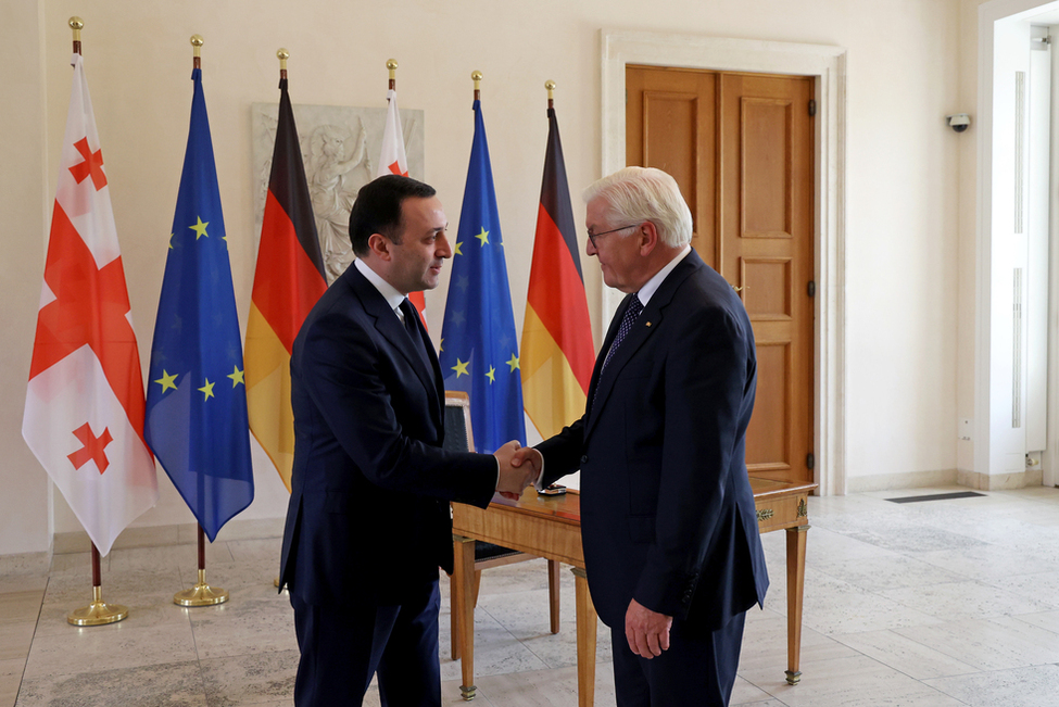 Bundespräsident Frank-Walter Steinmeier bei der Begrüßung des Ministerpräsidenten Georgiens, Irakli Garibaschvilii, in Schloss Bellevue