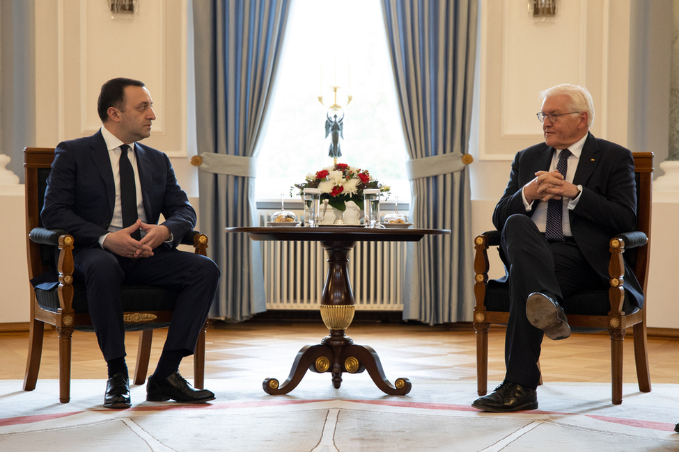 Bundespräsident Frank-Walter Steinmeier im Austausch mit dem Ministerpräsidenten Georgiens, Irakli Garibaschvilii, im Langhanssaal in Schloss Bellevue