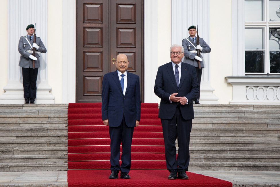 Bundespräsident Frank-Walter Steinmeier bei der Begrüßung des Präsidenten des Präsidialrats der Republik Jemen, Rashad Al-Alimi, im Ehrenhof vor Schloss Bellevue