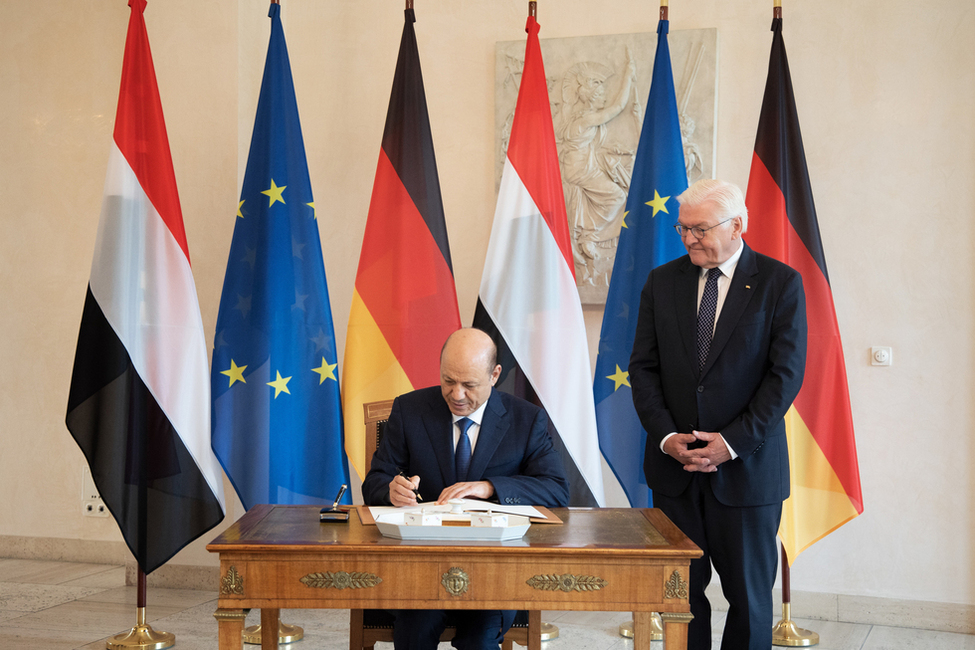 Bundespräsident Frank-Walter Steinmeier neben dem Präsidenten des Präsidialrats der Republik Jemen, Rashad Al-Alimi, bei der Eintragung in das Gästebuch in Schloss Bellevue