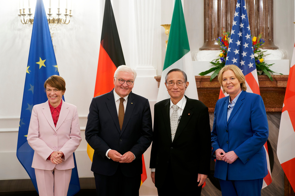 Bundespräsident Frank-Walter Steinmeier, Elke Büdenbender und die Bundestagspräsidentin Bärbel Bas bei der Begrüßung des Sprechers des japanischen Repräsentantenhauses, Hiroyuki Hosoda, zum G7-Abendessen in Schloss Bellevue