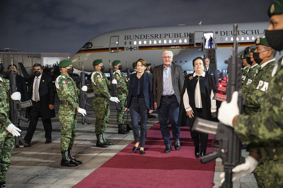 Bundespräsident Frank-Walter Steinmeier und Elke Büdenbender bei der Ankunft auf dem Internationalen Flughafen Benito Juárez in Mexiko-Stadt