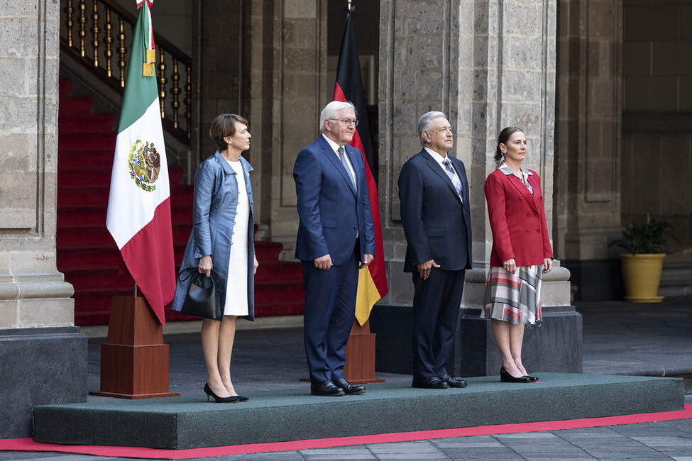 Bundespräsident Frank-Walter Steinmeier und Elke Büdenbender bei der Begrüßung mit militärischen Ehren durch den Präsidenten der Vereinigten Mexikanischen Staaten, Andrés Manuel López Obrador, im Hof des Nationalpalastes in Mexiko-Stadt