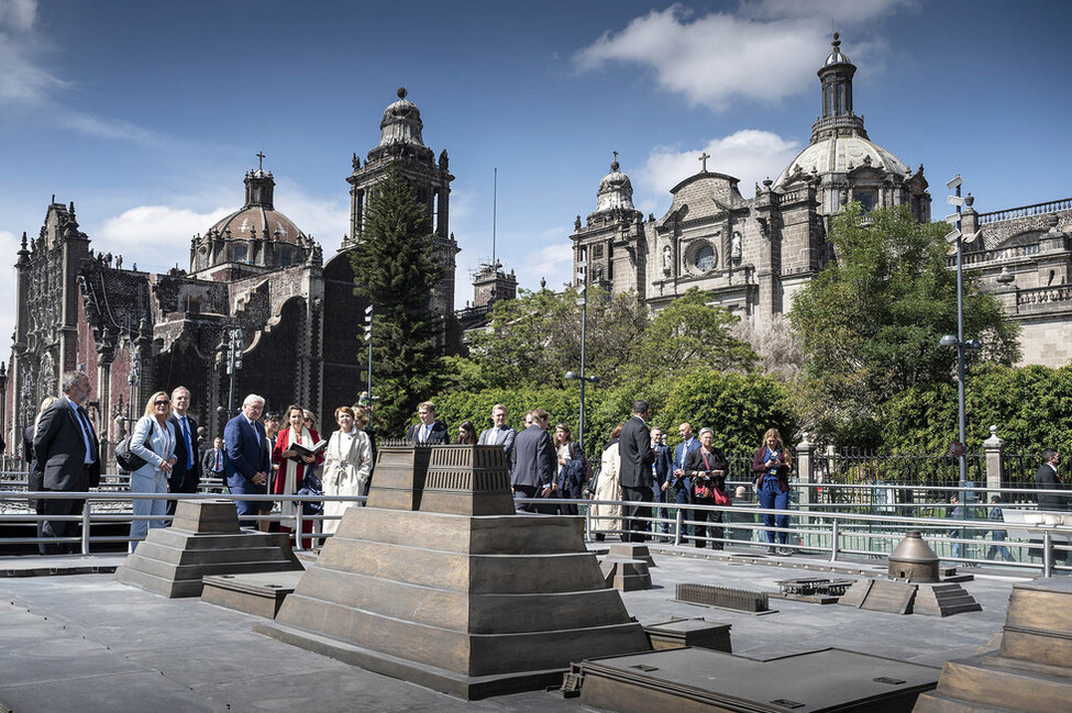 Bundespräsident Frank-Walter Steinmeier bei der Besichtigung eines Modells der Stadt Tenochtitlan mit der Tempelanlage Templo Mayor in Mexiko-Stadt