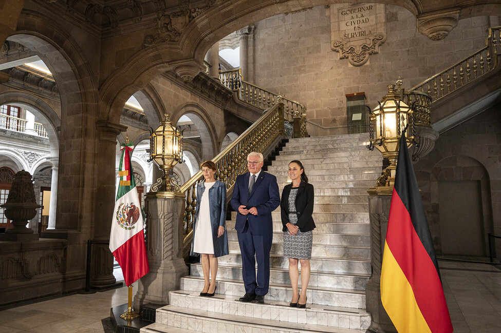 Bundespräsident Frank-Walter Steinmeier und Elke Büdenbender bei der Begrüßung durch die Regierende Bürgermeisterin von Mexiko-Stadt, Claudia Sheinbaum Pardo, im Rathaus von Mexiko-Stadt