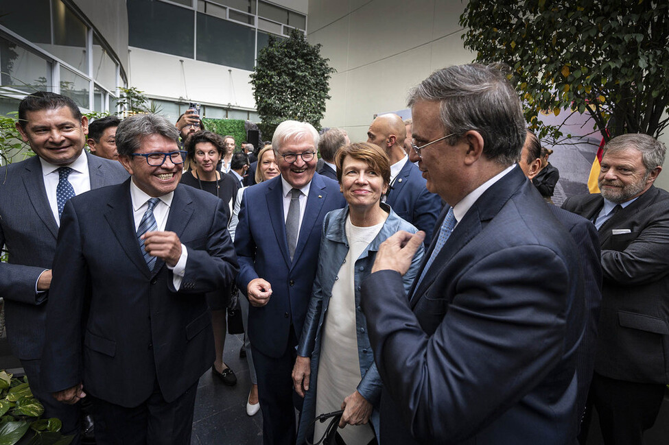 Bundespräsident Frank-Walter Steinmeier und Elke Büdenbender bei der Begrüßung durch den Vorsitzenden des Koordinierungsrates, Ricardo Monreal Ávila, den Präsidenten des Senates, Alejandro Armenta Mier, und den Außenminister Marcelo Ebrard in Mexiko-Stadt