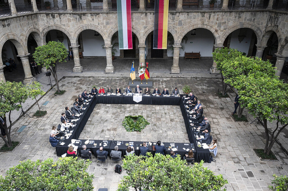 Bundespräsident Frank-Walter Steinmeier bei einem Gespräch mit deutschen und mexikanischen Expertinnen und Experten zum Thema Innovation im Hof des Palastes der Regierung des Bundesstaates Jalisco in Guadalajara