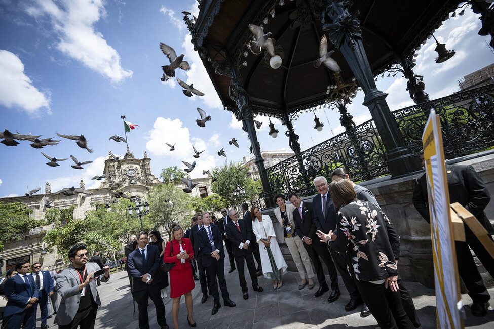 Bundespräsident Frank-Walter Steinmeier im Austausch mit Vertretern des Projektes 'Mobilität in Guadalajara' der GIZ auf dem Plaza de Armas vor dem Regierungspalast bei einem Rundgang durch die Altstadt von Guadalajara