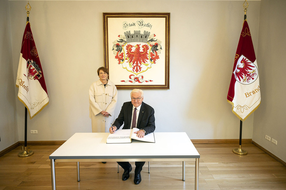 Bundespräsident Frank-Walter Steinmeier und Elke Büdenbender bei der Eintragung in das Goldene Buch der Stadt Beelitz im Rathaus